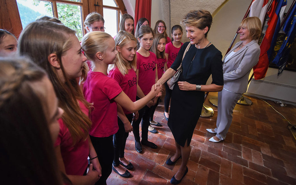 Bundespräsidentin Simonetta Sommaruga begrüsst Kinder, die an der Abschlussfeier des Projekts REAAL gesungen hatten (Foto: STAfoto)