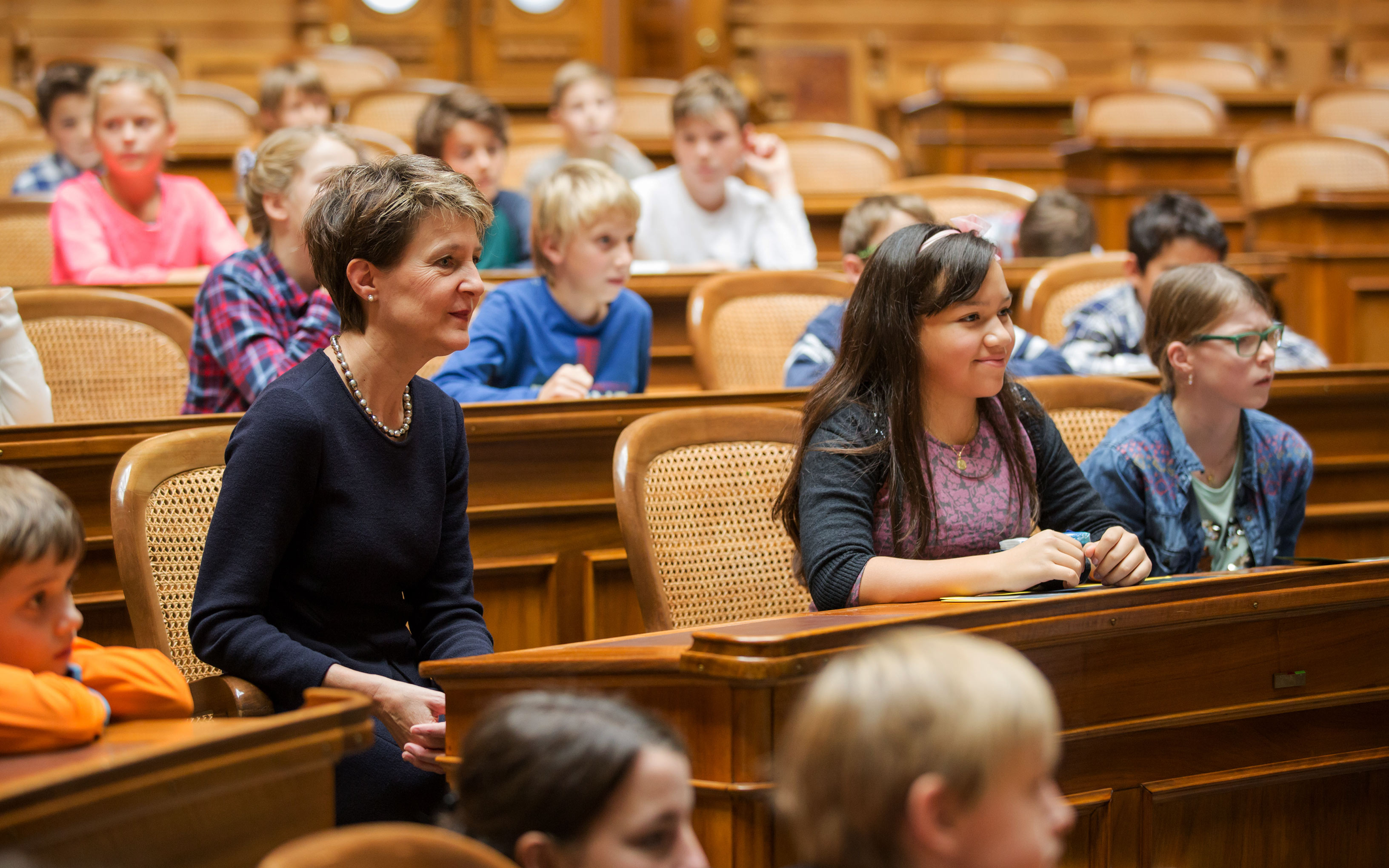 Bundespräsidentin Simonetta Sommaruga empfängt Schulkinder, die Swissaid-Abzeichen verkauft haben (Foto: Swissaid)