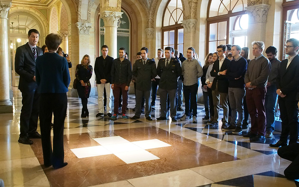 Bundespräsidentin Simonetta Sommaruga empfängt 35 junge Forscherinnen und Forscher im Bundeshaus West, die im Wettbewerb der Stiftung 