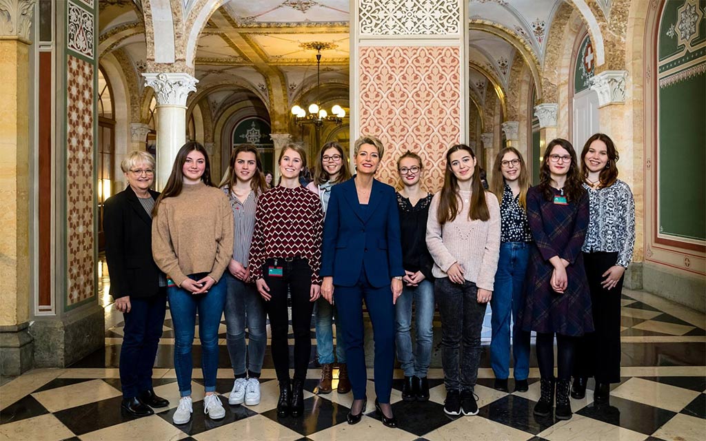 Gruppenbild im Bundeshaus West: Bundesrätin Karin Keller-Sutter mit den jungen Frauen aus Luzern die zum internationalen Frauentag nach Bern eingeladen wurden