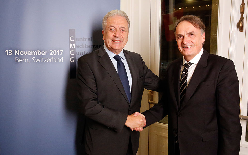 Mario Gattiker, secrétaire d’État aux migrations, salue Dimitris Avramopoulos, commissaire européen aux affaires intérieures, à la migration et à la citoyenneté, lors de la 3e rencontre du Groupe de contact pour la Méditerranée centrale, à Berne