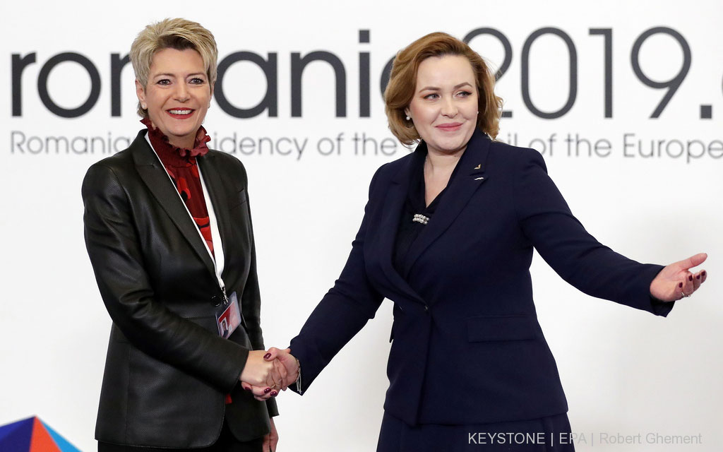 La conseillère fédérale Karin Keller-Sutter saluée par la ministre roumaine de l’Intérieur Carmen Dan