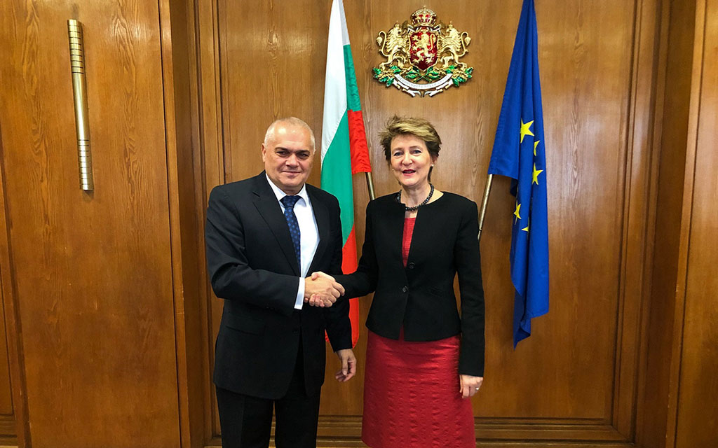 Stretta di mano: la consigliera federale Simonetta Sommaruga (a sinistra) è accolta dal ministro bulgaro degli affari interni Radev.