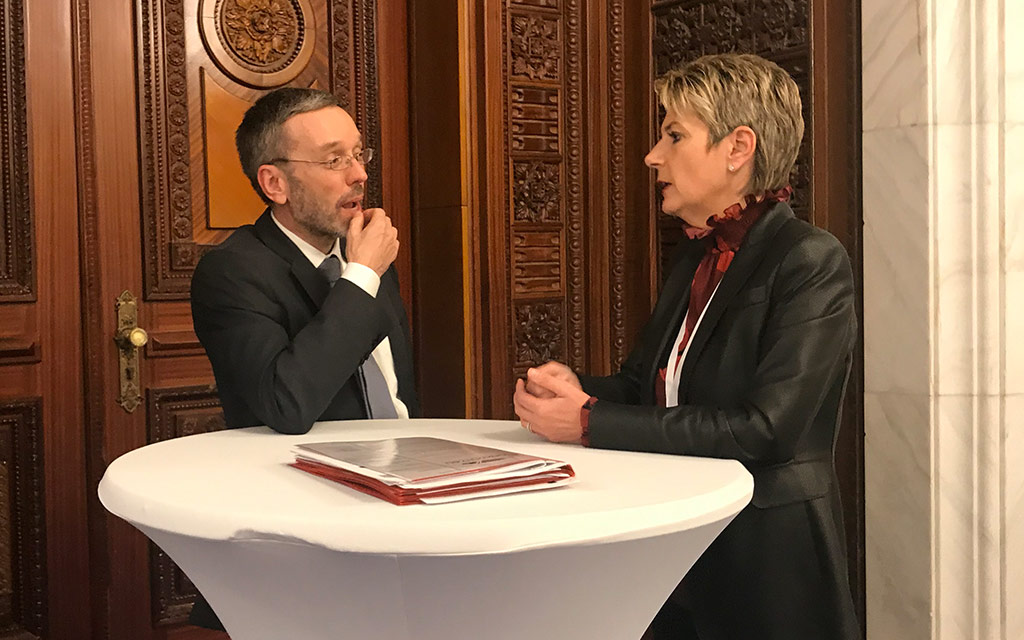 La consigliera federale Karin Keller-Sutter con Herbert Kickl, ministro austriaco dell’Interno