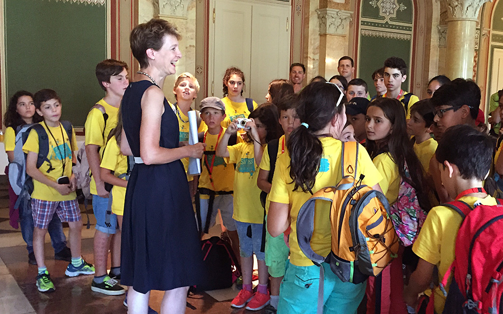 Bundespräsidentin Simonetta Sommaruga empfängt junge Auslandschweizer im Bundeshaus (Foto: EJPD)