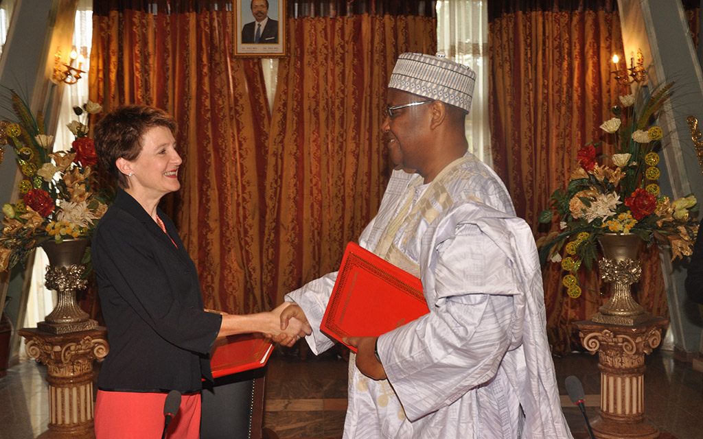 Deux accords ont été signés par la conseillère fédérale Simonetta Sommaruga et par le ministre délégué des Relations extérieures du Cameroun, Adoum Gargoum