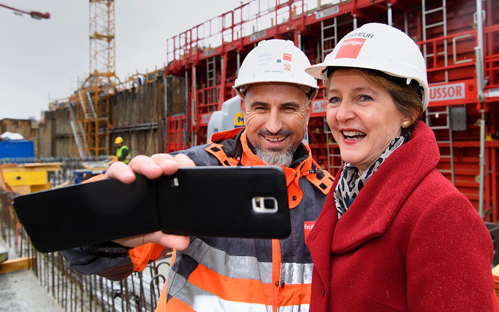 Un ouvrier prend un selfie avec la conseillère fédérale Simonetta Sommaruga