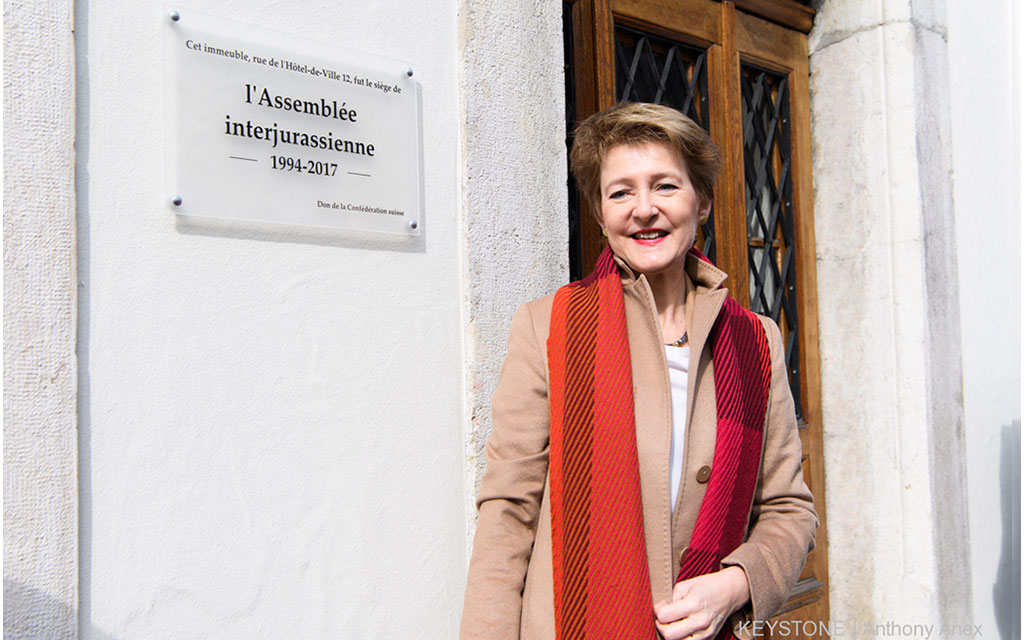 La conseillère fédérale Simonetta Sommaruga pose à côté de la plaque commémorative qui vient d’être dévoilée.