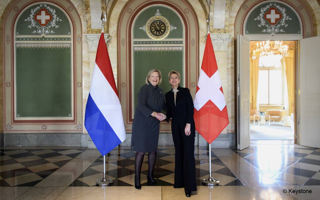 La consigliera federale Karin Keller-Sutter saluta la ministra neerlandese della migrazione Ankie Broekers-Knol