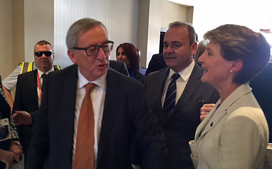La presidente della Confederazione Sommaruga e il presidente della Commissione UE Jean-Claude Juncker al vertice sulla migrazione a La Valetta (foto: DFGP)
