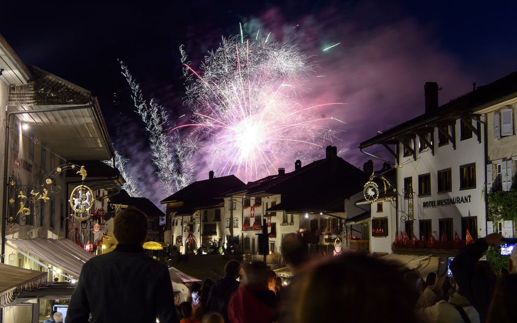 Gruyères, 2021. Während den Feierlichkeiten zum 1. August (Nationalfeiertag der Schweiz) schauen Menschen das Feuerwerk.