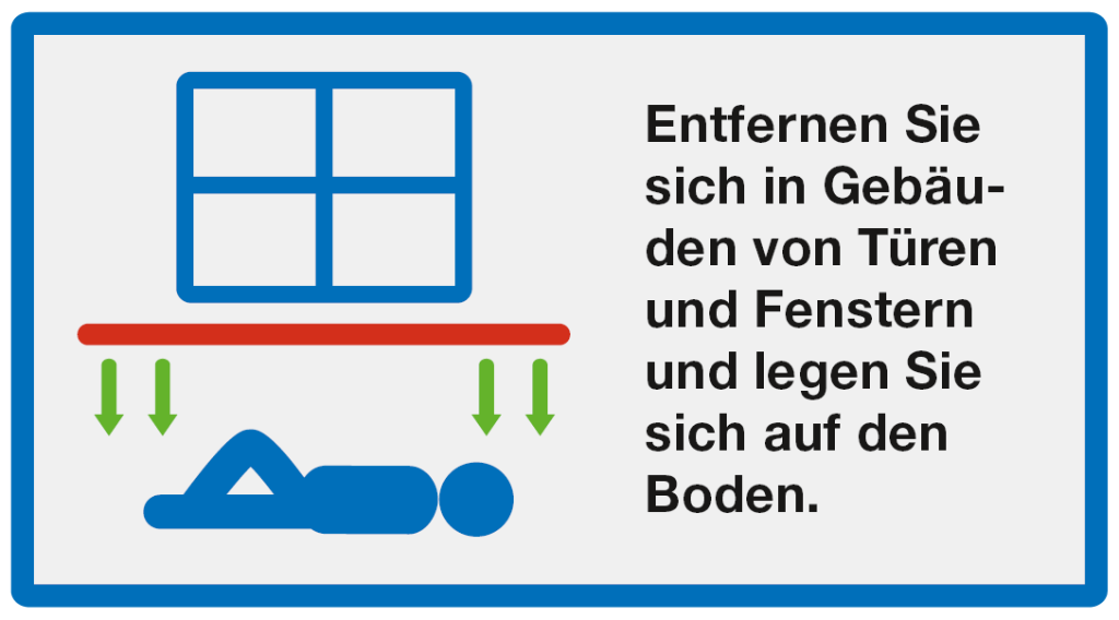 Verstecken: Entfernen Sie sich in Gebäuden von Türen und Fenstern und legen Sie sich auf den Boden