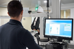 Su uno schermo appaiono le impronte digitali di un richiedente l’asilo controllate da un collaboratore della SEM.